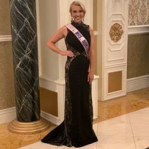 Sherri Hill size 10 elegant black & nude gown